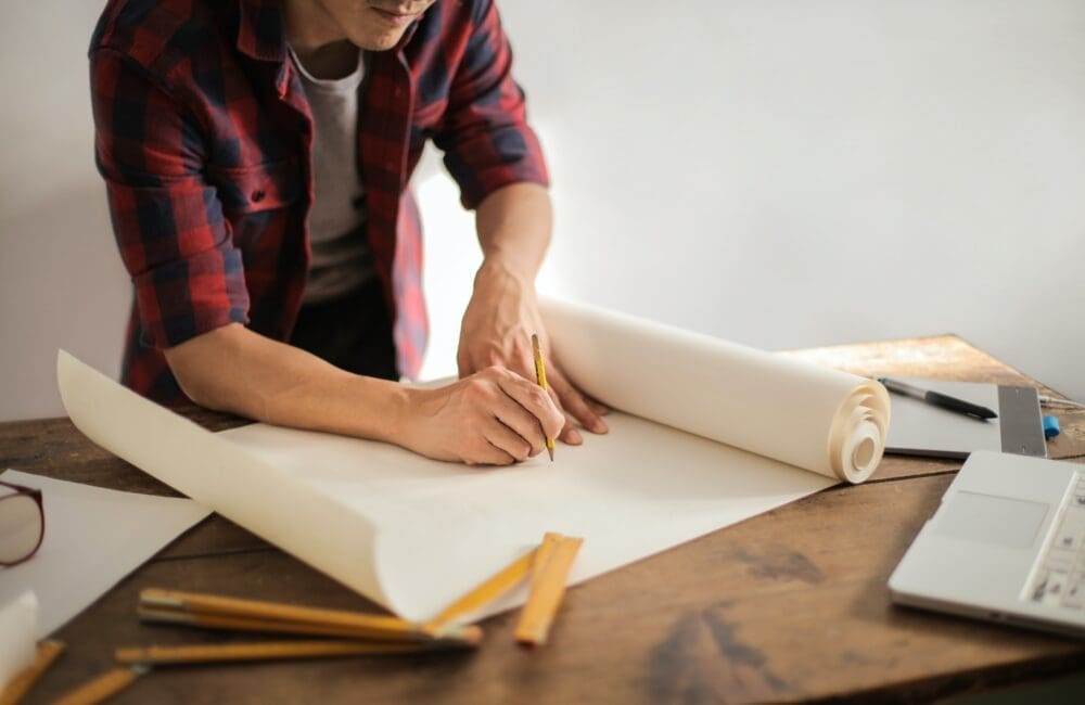 Homme qui travail sur des plan de construction